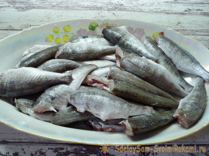 Ikan dalam tin dalam ketuhar