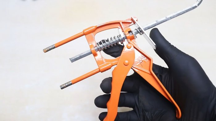 Clamp from a sealant gun