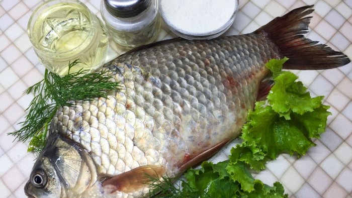 Trozos de carpa cruciana fritos en una sartén