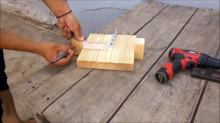 Una sencilla abrazadera de madera para unir piezas de trabajo en ángulo recto.