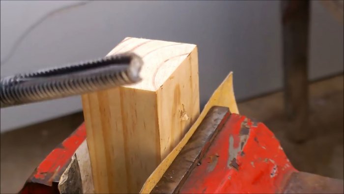 Jednoduchá drevená svorka na spájanie obrobkov v pravom uhle