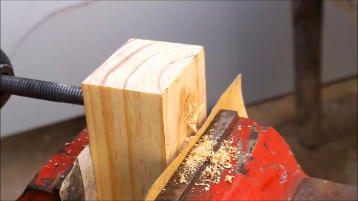 Um grampo de madeira simples para unir peças em ângulos retos
