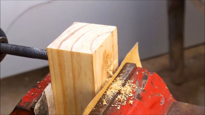 Une simple pince en bois pour assembler des pièces à angle droit