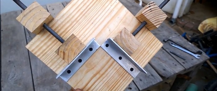 A simple wooden clamp for joining workpieces at right angles