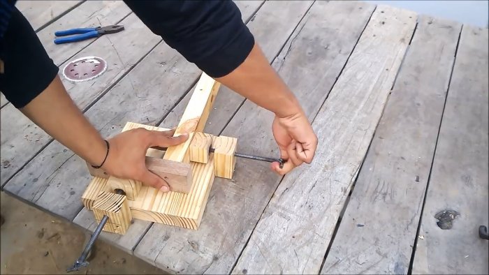 Une simple pince en bois pour assembler des pièces à angle droit