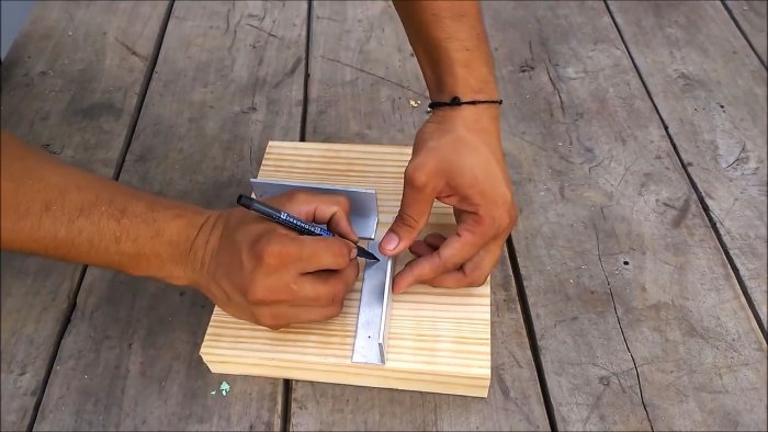 Una sencilla abrazadera de madera para unir piezas de trabajo en ángulo recto.