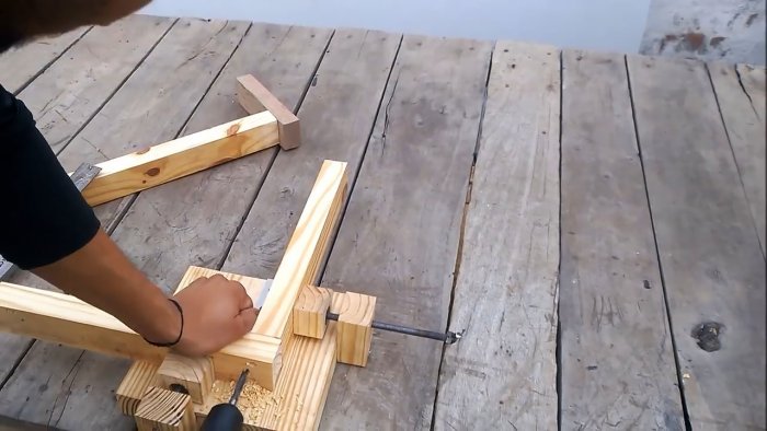 Um grampo de madeira simples para unir peças em ângulos retos
