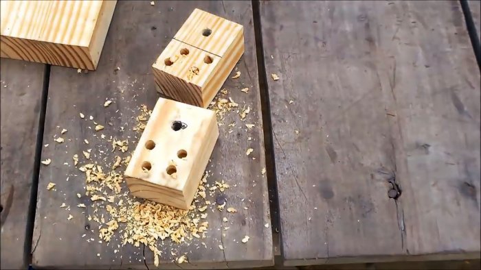 Una pinça de fusta senzilla per unir peces en angle recte