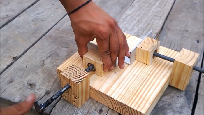 Una sencilla abrazadera de madera para unir piezas de trabajo en ángulo recto.