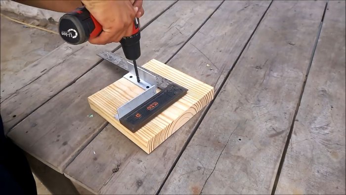 Een eenvoudige houten klem voor het haaks verbinden van werkstukken