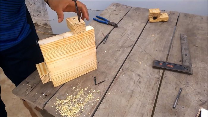 Una sencilla abrazadera de madera para unir piezas de trabajo en ángulo recto.