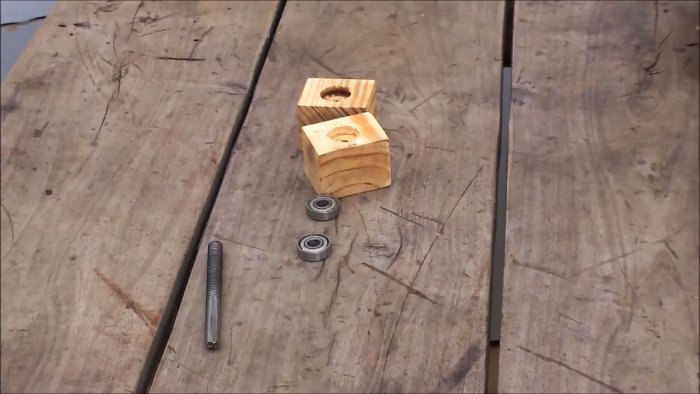 Isang simpleng kahoy na clamp para sa pagsali sa mga workpiece sa tamang mga anggulo