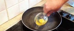 Hogyan főzzünk gyorsan lágy tojást egy serpenyőben