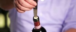 Hvordan åpne en flaske vin uten korketrekker