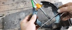 Universal brake pad bearing remover