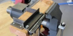 Cómo hacer una mini máquina dobladora de metal.