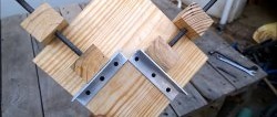 Un semplice morsetto di legno per unire i pezzi ad angolo retto