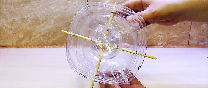 Odšťavňovač na citrusy vyrobený z plastových lahví