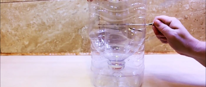 Spremiagrumi realizzato con bottiglie di plastica