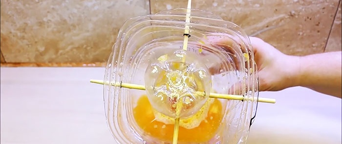 Odšťavňovač na citrusy vyrobený z plastových lahví
