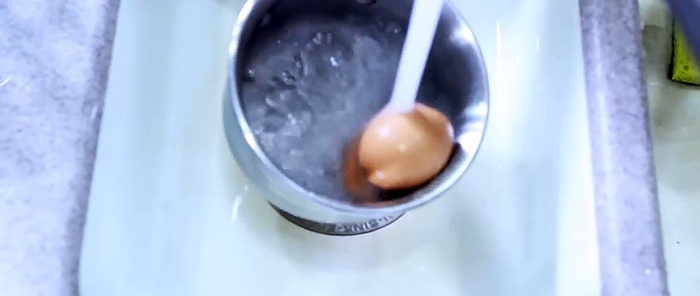 Sådan piller du et æg med det samme En metode, som du helt sikkert vil bruge