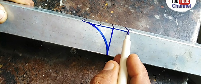 Conexão de canto incomum de um tubo de perfil