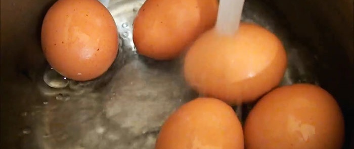 Adoptamos un método rápido para pelar huevos.