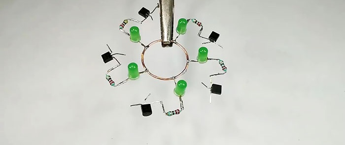 Vienkāršs tranzistorizēts LED mirgotājs ar degošas uguns efektu