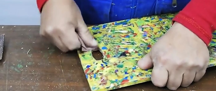 Cómo hacer una tabla de cortar con tapas de plástico.