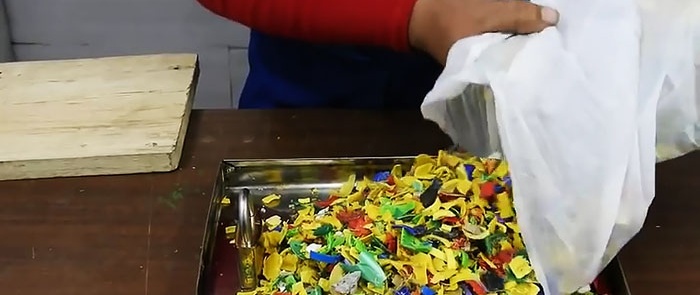 Cómo hacer una tabla de cortar con tapas de plástico.