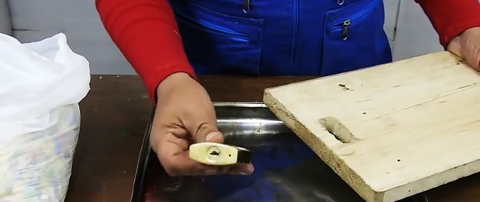 Πώς να φτιάξετε ένα ξύλο κοπής από πλαστικά καπάκια