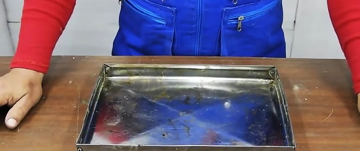 Hoe maak je een snijplank van plastic deksels
