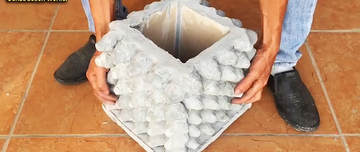 Květináč vyrobený z cementu a podnosů na vejce
