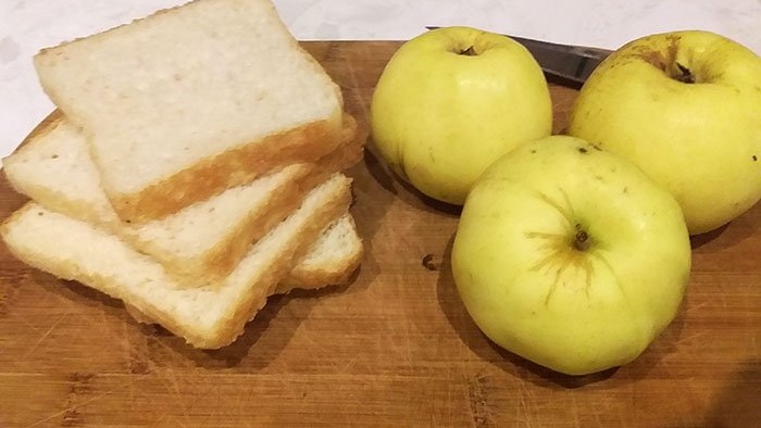 Babka o Charlotte di mele su una pagnotta