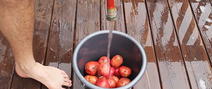 Comment éplucher un seau de pommes de terre avec une perceuse en 1 minute
