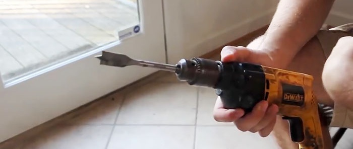 7 useful lifehacks with a screwdriver