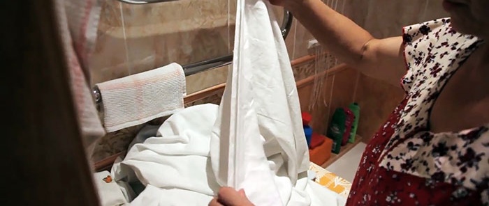 So waschen Sie einen Bettbezug in der Waschmaschine, damit nichts darin hängen bleibt
