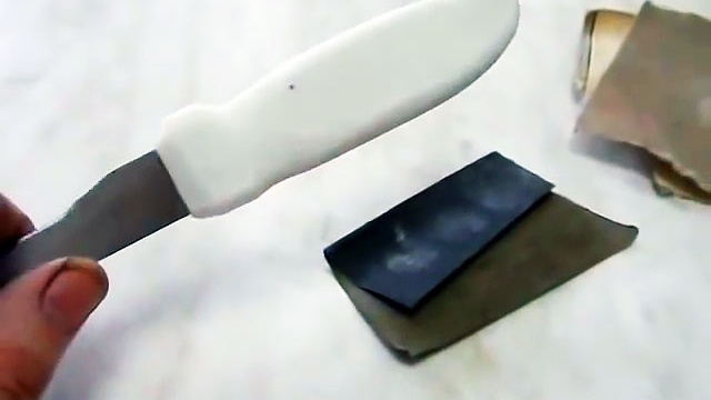 No peor que el mango de cuchillo de fábrica hecho de tubo de polipropileno.