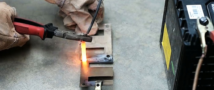 Sudarea metalului subțire folosind o baterie