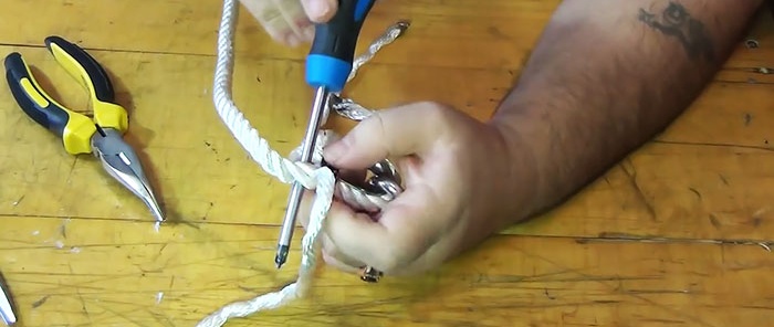 Com trenar una corda sense nus en un llaç o per enganxar un didal