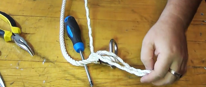 Com trenar una corda sense nus en un llaç o per enganxar un didal