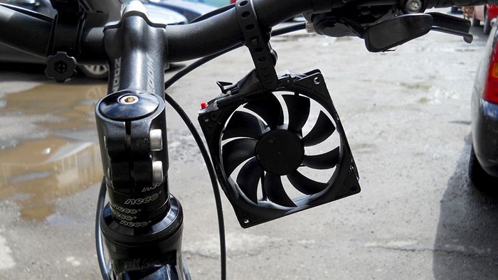 Generatore eolico per una bicicletta da un ventilatore del computer