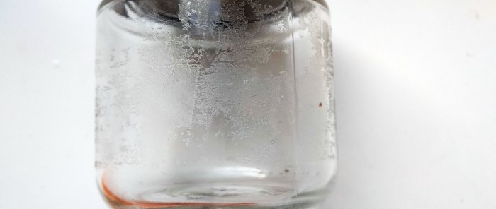 So entfernen Sie Klebebandspuren auf Kunststoff oder Glas