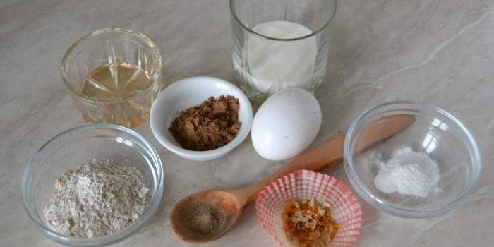 Chokolade cupcake med havregryn i mikroovnen i et krus på 5 minutter