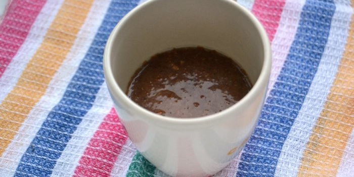 Chocolade cupcake met havermout in de magnetron in een mok in 5 minuten