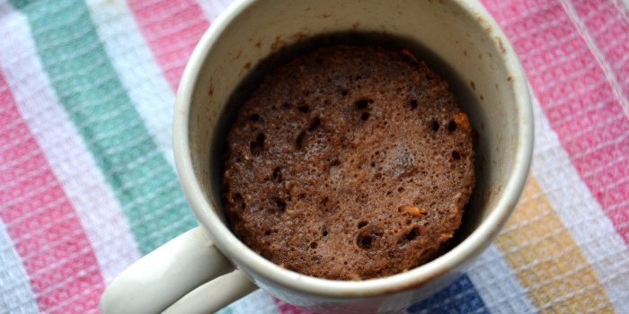 Kek cawan coklat dengan oatmeal dalam ketuhar gelombang mikro dalam mug dalam masa 5 minit
