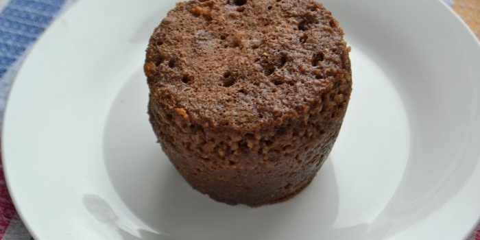 Kek cawan coklat dengan oatmeal dalam ketuhar gelombang mikro dalam mug dalam masa 5 minit