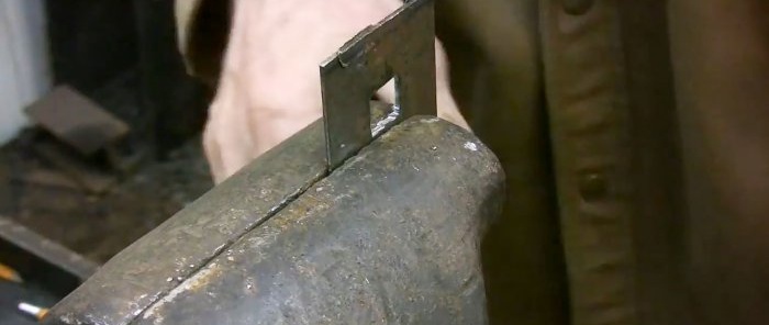 Uma maneira fácil de fazer um furo quadrado em chapa metálica