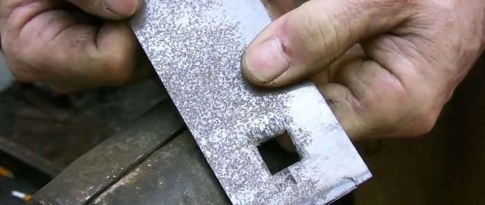 Una forma sencilla de hacer un agujero cuadrado en chapa de metal.
