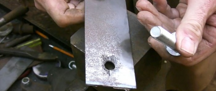 Cara mudah untuk membuat lubang persegi dalam kepingan logam